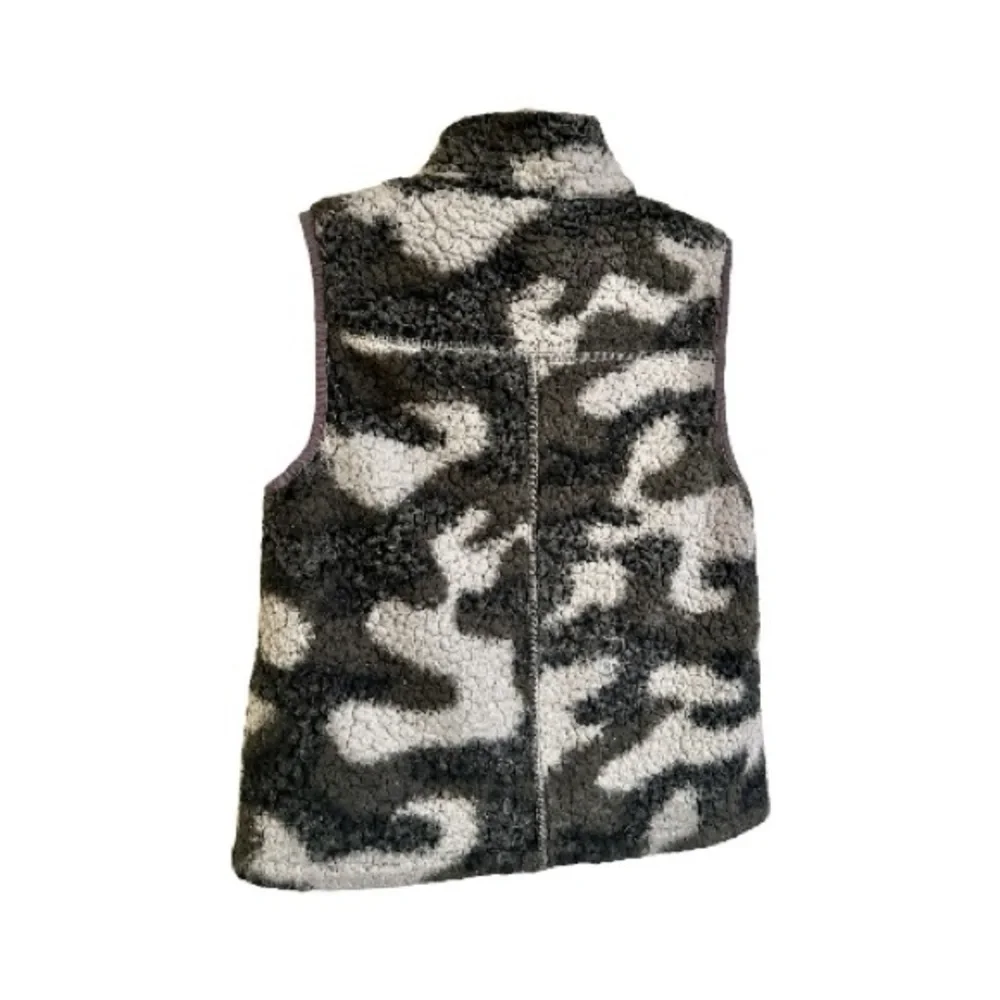 TRUE GRIT, GIRLS FROSTY TIPPED, SHERPA VEST IN CAMOUFLAGE PATTERN. SIZE M